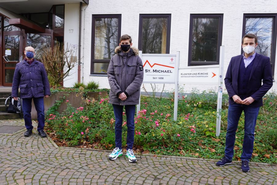 Stehen zusammen für bessere Ausbildungschance der Schüler am St. Michael Gymnasium – v.l. Ausbildungsakquisiteur Manfred Pietsch vom Kreis Paderborn, Tim Paduch (Schüler) und Schulleiter Claudius Hildmann. Foto: (Gymnasium St. Michael)